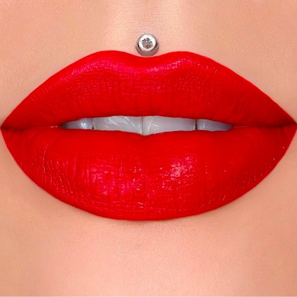 NIB - Jeffree Star Velvet Trap Lipstick - Red Affair - Picture 1 of 2